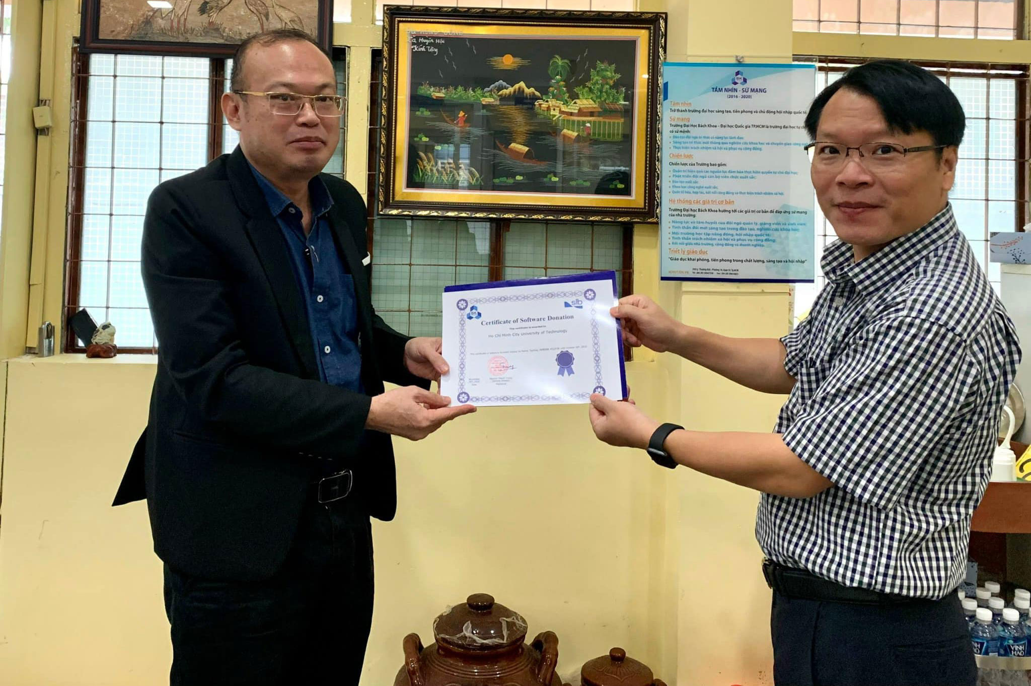 Đại diện Công ty SLB (Schlumberger) tới làm việc và trao tặng các phần mềm kỹ thuật dầu khí cho Khoa